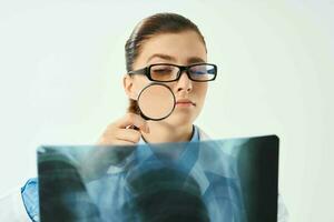kvinna läkare bär glasögon röntgen diagnostik behandling patient undersökning foto