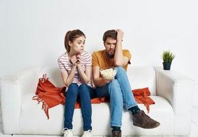 gift par på de soffa popcorn tittar på TV inomhus man kvinna foto