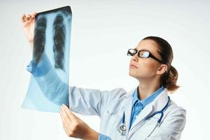 kvinna läkare diagnos röntgen undersökning sjukhus ljus bakgrund foto