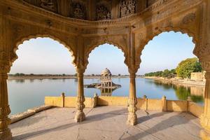 gadisar sjö på morgonen vid jaisalmer, rajasthan, indien foto