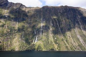 fjordland nationell parkera berg i ljus och skuggor foto