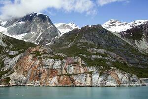 glaciär bukt nationell parkera färgrik klippig kustlinje foto