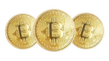 tre gyllene bitcoinmynt isolerad på vit bakgrund foto