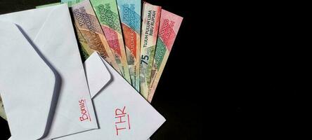 ny sedlar utfärdad i 2022 från rp.1 000 till rp.100 000. indonesiska rupiah valuta med en vit kuvert märkt thr och bonus. tunjangan hari raya begrepp, negativ Plats. foto