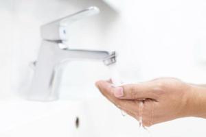 tvätta din händer till förhindra bakterier. foto