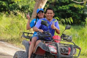 nakhonnayok, thailand - december 19 turister ridning atv till natur äventyr på smuts Spår på december 19, 2015, thailand. foto