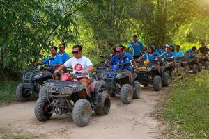 nakhonnayok, thailand - december 19 turister ridning atv till natur äventyr på smuts Spår på december 19, 2015, thailand. foto