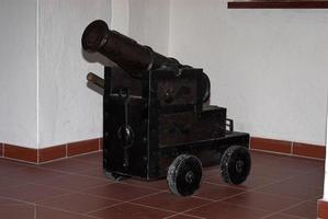 antik svart metall kanon i de museum foto