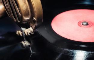 vinylskiva och vintage grammofon foto