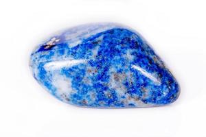makro mineral sten blå lapis lazuli afghanistan på vit bakgrund foto