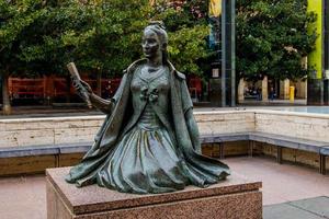 urban landskap med goya monument i zaragoza på en molnig dag foto