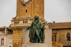 urban landskap med goya monument i zaragoza på en molnig dag foto