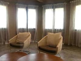 stolar i rumsfönster med gardiner och ljus foto
