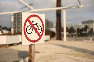 strandtrafikskylt går inte in med cykel. selektiv inriktning, underteckna på stranden som förbjuder cyklar. foto