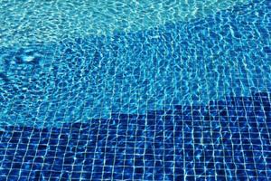 pool mosaik botten kaustik krusning-liknande havsvatten. flöde med vågor, sport och slappna av konceptet. sommar bakgrund. vattenytans struktur. toppvy.