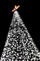 lysande jul träd dekoration på svart bakgrund foto