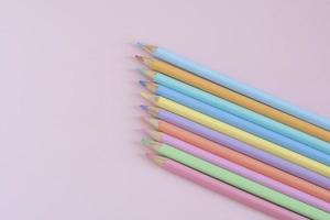 pastell färgad pennor, topp se på rosa bakgrund, illustration begrepp, utbildning och tillbaka till skola foto