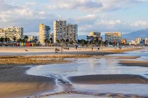 lugna havet landskap av san juan strand i alicante Spanien på en solig dag foto