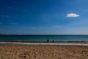 sommar strand landskap i de spanska stad av alicante på en solig dag foto