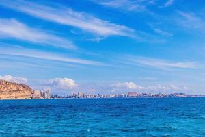 sommar strand landskap i de spanska stad av alicante på en solig dag foto