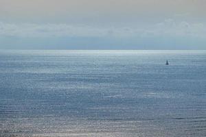 lugna blå havet landskap med vatten och himmel och segelbåtar foto