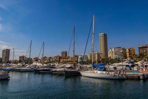 havet landskap med Yacht hamn i alicante Spanien på en sommar värma solig dag foto