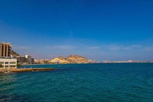 sommar strand landskap i de spanska stad av alicante på en solig dag foto