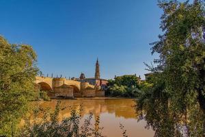 september höst se av de katedral och de flod i zaragoza i Spanien på en värma solig dag foto