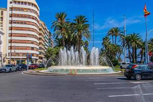 fontän i de stad Centrum av alicante på en värma sommar Semester dag foto