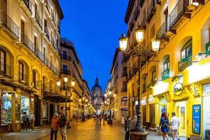 natt landskap av zaragoza i de gammal stad under de pandemi foto