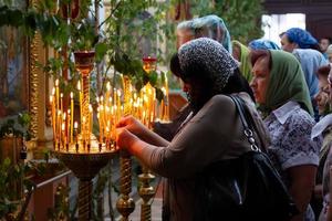 handflatan söndag.troende i de kyrka i kyrka service. foto