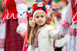 slavic flicka i nationell kostym. ukrainska barn med en krans på hans huvud. foto