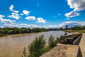 sommar landskap på en solig dag se av de ebro flod och broar i zaragoza, Spanien foto