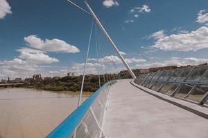fotgängare suspension bro över de ebro flod i zaragoza, Spanien på en sommar dag foto