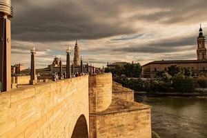 sten historisk bro över de ebro flod i zaragoza Spanien foto