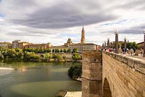 sten historisk bro över de ebro flod i zaragoza Spanien foto