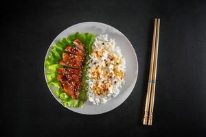 teriyaki kyckling med vitt ris på en tallrik foto