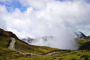 sikkim zig zag väg med molnig väder foto