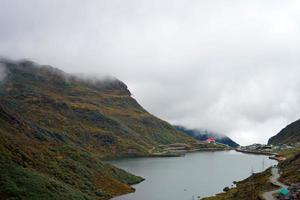 tsomgo eller changu sjö på öst sikkim foto