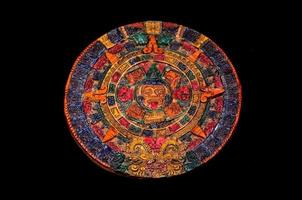 mayan kalender på mörk bakgrund foto
