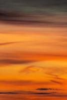 omslag sida med lutning djup orange himmel, upplyst moln på blodig solnedgång som en bakgrund. foto