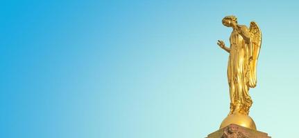 baner med en skön gyllene ängel kolumn staty på marknadsföra fyrkant i små stad mittweida, dess historisk stadens centrum, Sachsen, Tyskland, på blå solnedgång himmel fast bakgrund med kopia Plats. foto