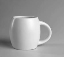 vit kopp på en grå bakgrund. sida se. foto
