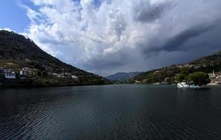 se av sjö mellan de bergen naturlig syn sett nainital foto