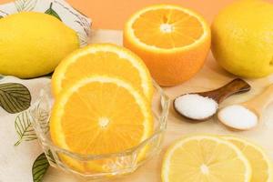 skivade apelsiner och citroner foto