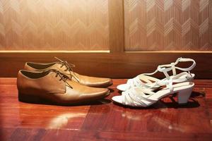 brud och brudgum skor på trä- golv. bröllop skor foto