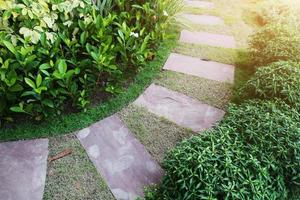 aning av sten och cement bricka design för stenläggning gångväg i de trädgård. design och dekorativ trädgård. foto
