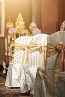 skön stolar dekoration med band i bröllop händelse hall, selektiv fokus. foto