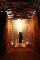 vit silke ridå och lykta festival ljus lampa dekoration i de tropisk lanna trädgård i thailand foto