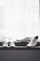 brud och brudgum skor på de glas fönster i bröllop ceremoni av hotell foto